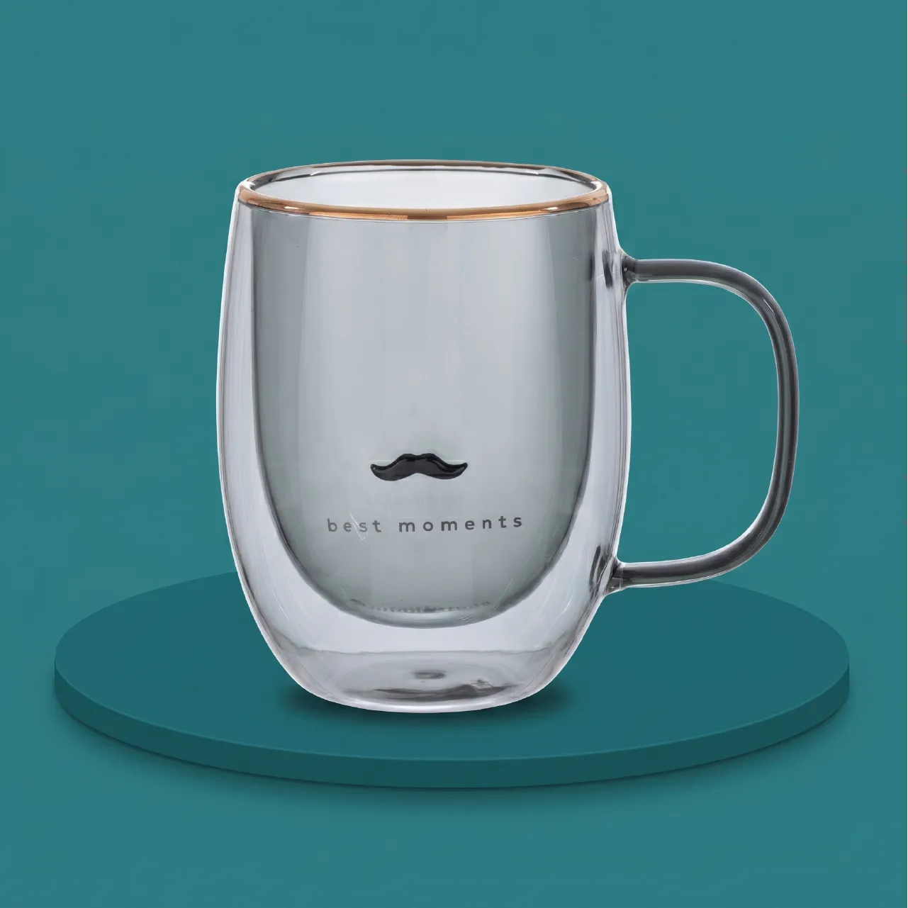 Taza doble vidrio Moustache 300 ml con té en mesa de madera